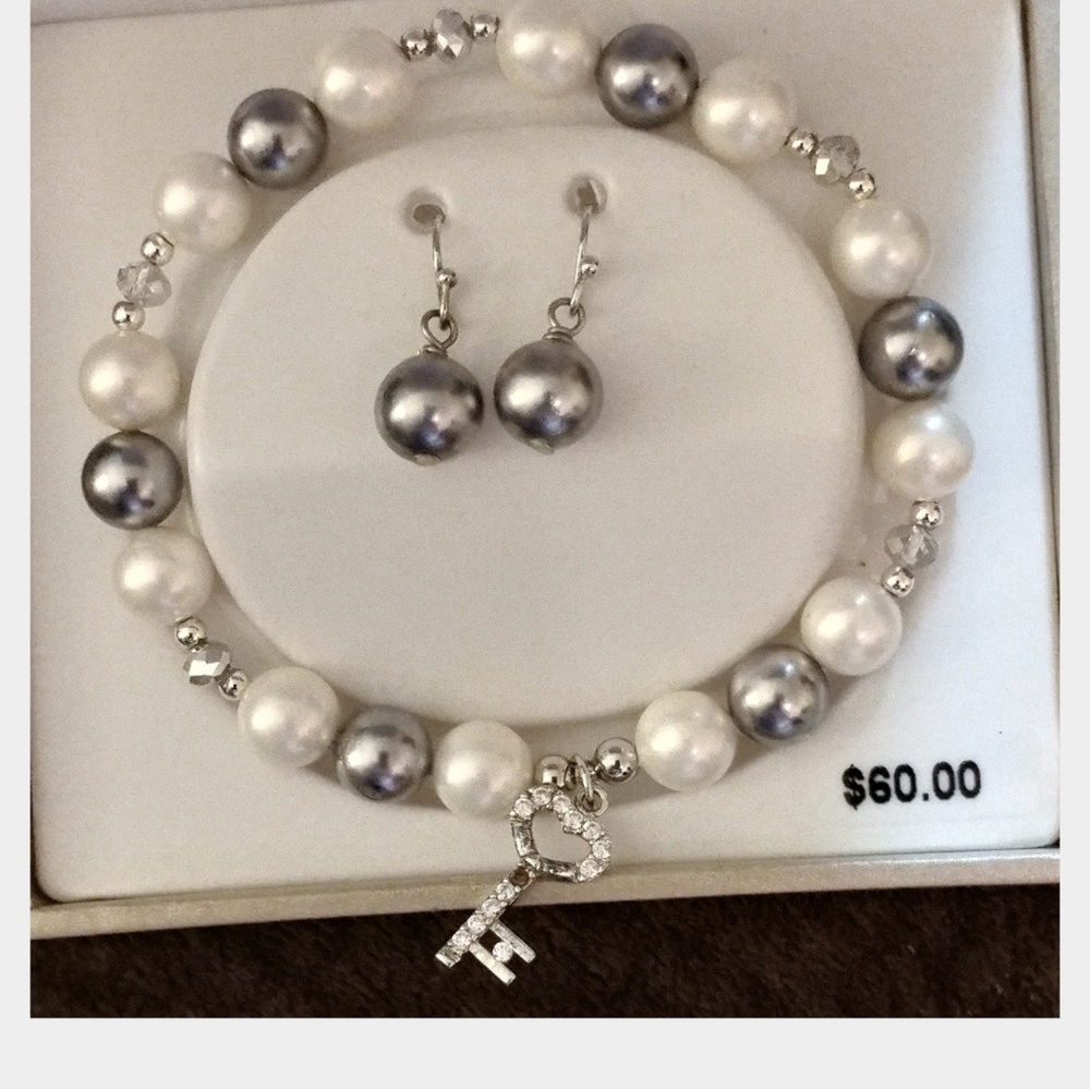 Pearl earrings and bracelet set - Picture 5 of 5